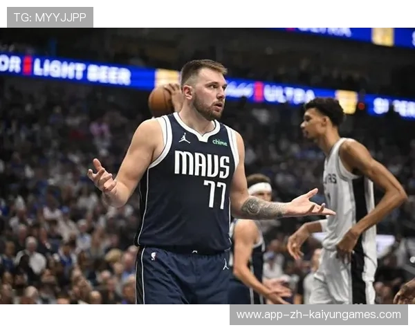 东契奇后撤步三分命中,独行侠逆转对手